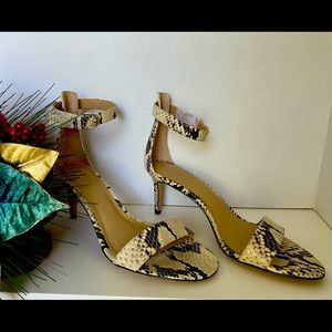 NWOB Anne Taylor strappy shoes Sz6 🐍 print